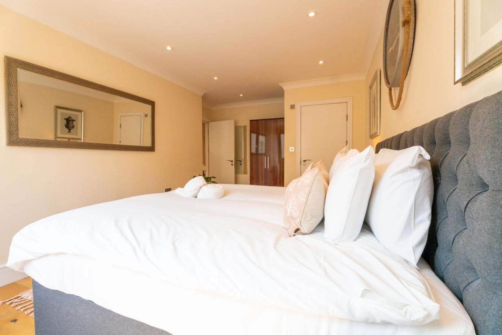 Vibrant Old 2br - Full Kitchen Wifi